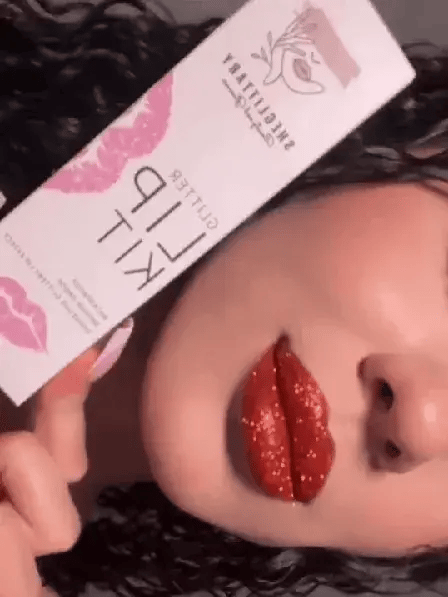 SHEGLITTARY Cosmo Glitter Coca – result on lips