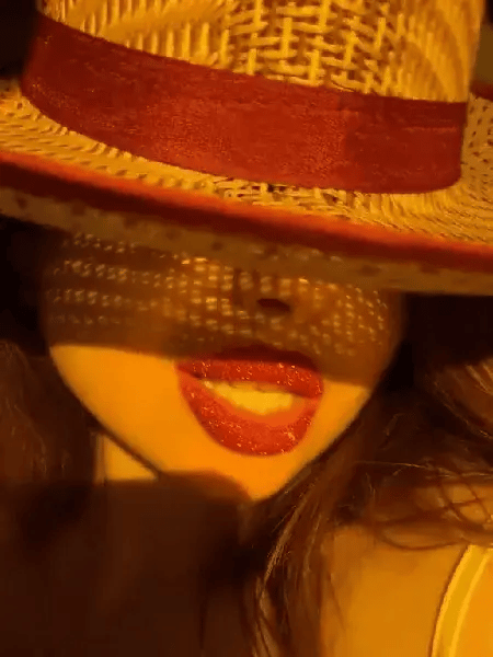 SHEGLITTARY Cosmo Glitter Coco Red Sugar – result on lips